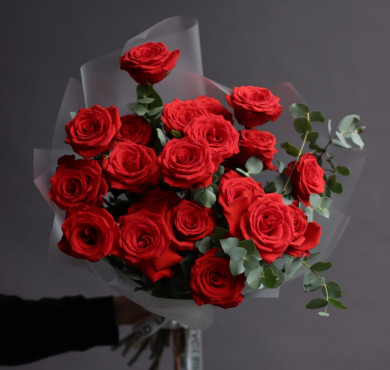 Букет из 25 роз Нина с эвкалиптом