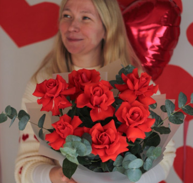 Букет из 7 французских роз с эвкалиптом