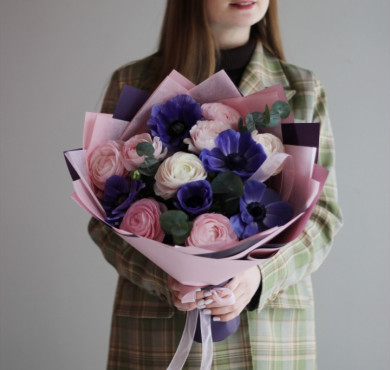 Букет из анемонов и ранункулюсов 