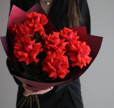 Букет из 7 французских роз алых в упаковке